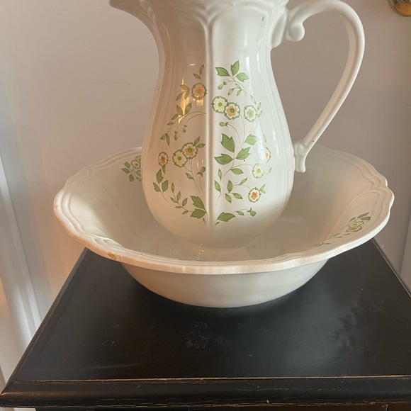 Federalist USA Pottery Pitcher and Bowl. Bowl measures aproximately 13" in diam. - Picture 2 of 13